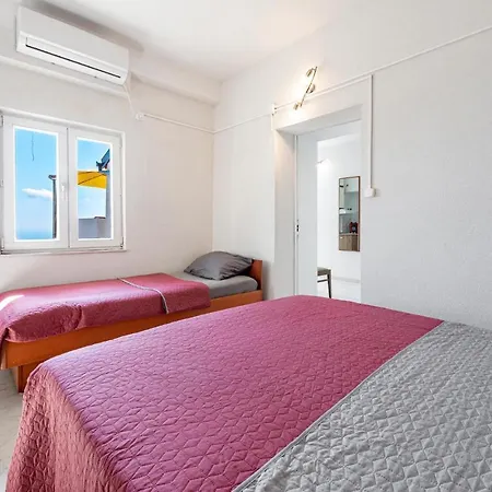 Stunning Apartment In Dubravica